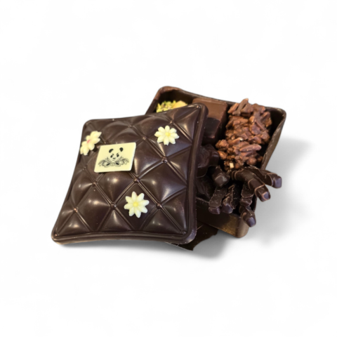 Boîte en chocolat garnie de confiseries artisanales