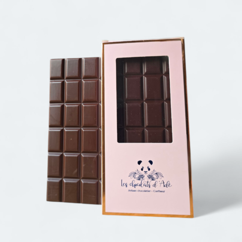 Tablette de chocolat noir et emballage rose Les Chocolats d’Adèle