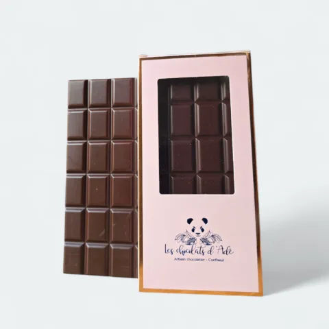 Tablette de chocolat noir et son emballage rose