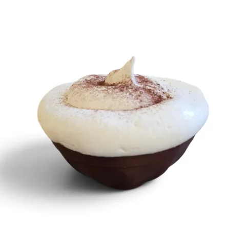 Mousse au chocolat garnie de crème et cacao
